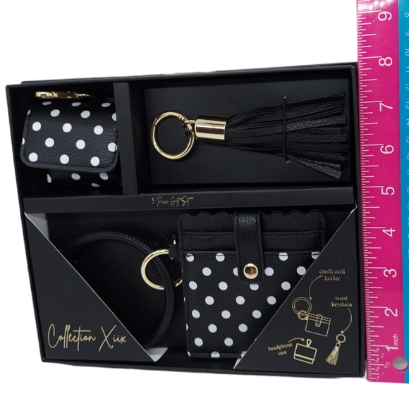 Collection Xiix 3 Piece Gift Set Keychain, Headphone Case,Credit Card Holder NWT - Picture 3 of 7